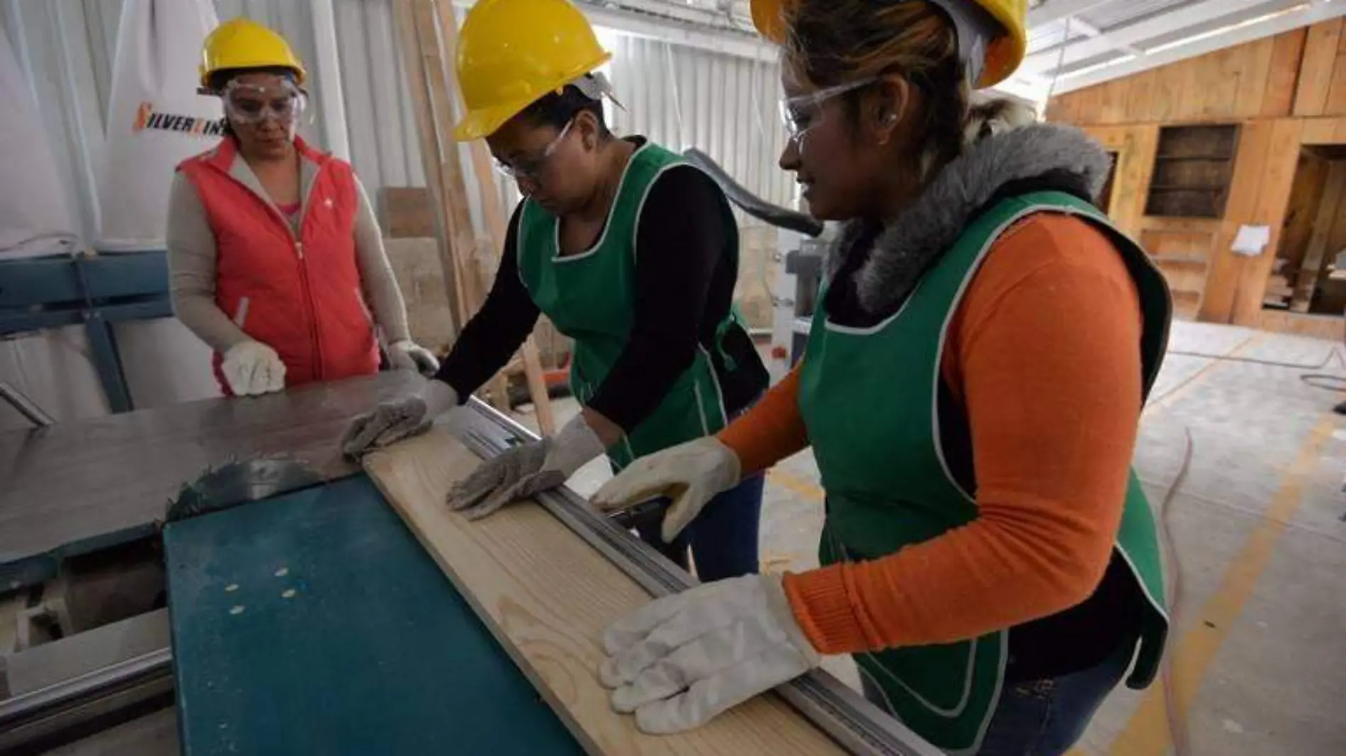 Si en el trabajo te exigen uniforme ¿quién debe comprarlo, el patrón o el empleado-